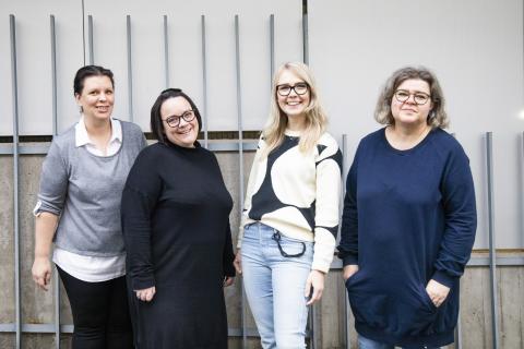 Neljä kriisityöntekijää seisoo ulkona.