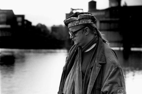 Juice katsoo alaviistoon Tammerkosken rannalla.