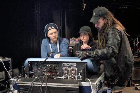 AV-pajan nuoret Monitoimitalo 13 stagella.