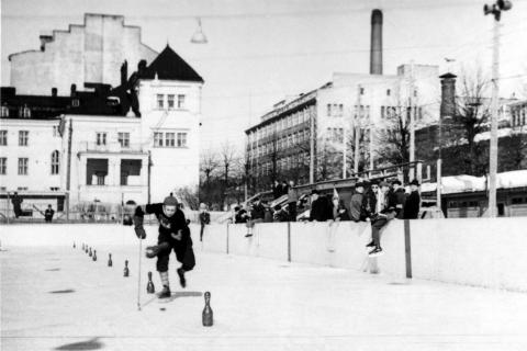 Player practising moving the puck on Koulukatu ice rink.