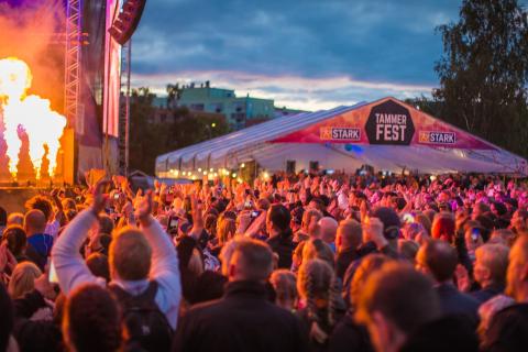 Yleisömaisema Tammerfesteiltä auringon laskiessa. 