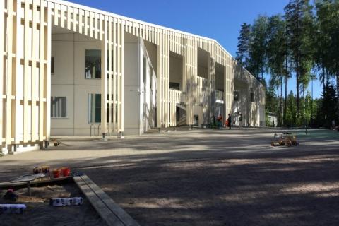 Kuva Kalkunvuoren päiväkodista ja koulusta ja sen pihasta.