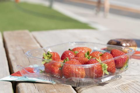 Mansikkarasia pöydällä