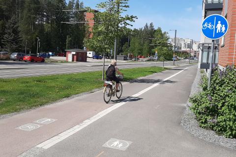 Pyöräilijä yksisuuntaiseilla pyörätiellä