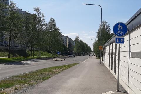 Kaksisuuntainen pyörätie ja sen liikennemerkki