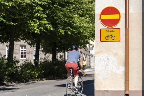 Pyöräilijä yksisuuntaisella kadulla