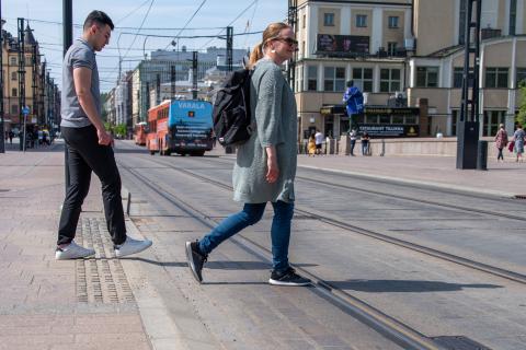 Jalankulkijat ylittävät Hämeenkatua ylityspaikan kohdalta