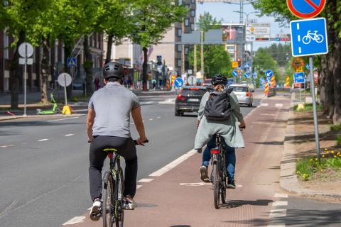 Pyöräilijöitä pyöräkaistalla