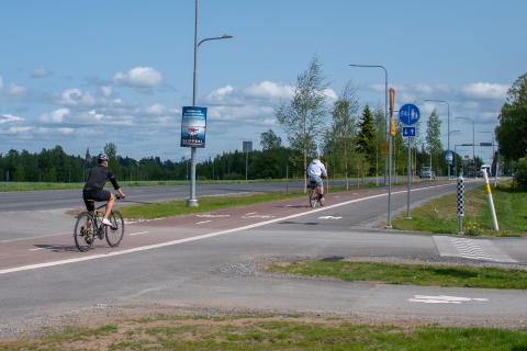 Pyöräilijöitä ylijatketulla pyörätiellä