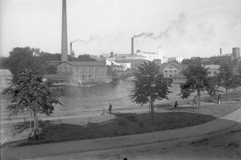 Frenckellin ja Finlaysonin tehtaat Koskipuistosta päin.