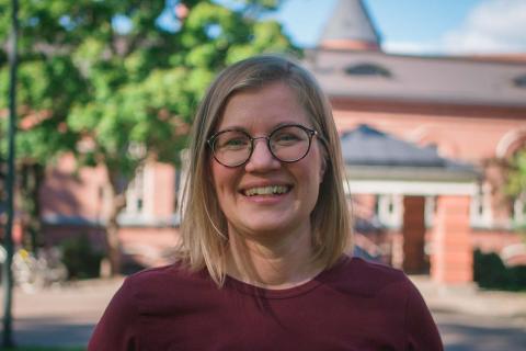 Riikka Salkonen in Frenckell Park, Frenckell Office Building in the background.
