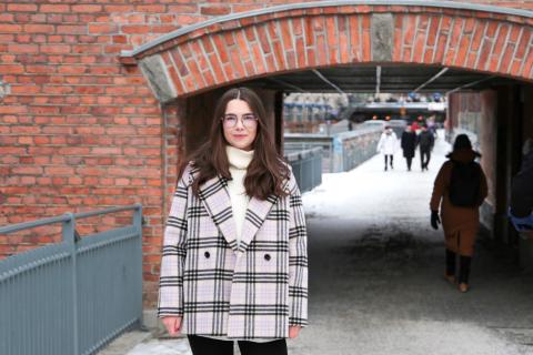 Henkilö seisoo sillalla ja katsoo kameraan.