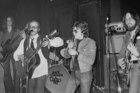 Juice Leskinen &amp; Coitus Int esiintymässä Tampereen YO-talolla vuonna 1974.
