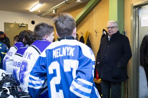 Kalervo Kummola puhumassa nuorille kiovalaiskiekkoilijoille.