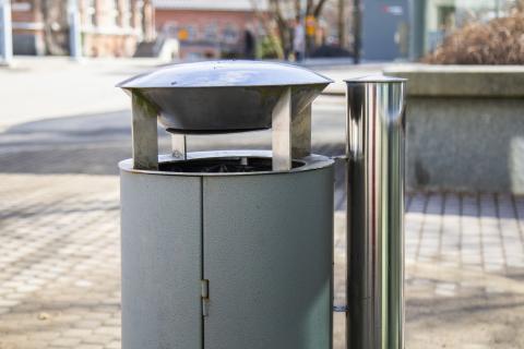 Roskasäiliö, jonka kyljessä pienempi, putkimainen säiliö.