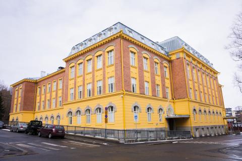 Pyynikintie kakkosen eli vanhan tekun punakeltainen rakennus ulkoa kuvattuna.