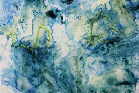 Vauvan maalaama abrstrakti taideteos, jossa sinisen ja vihreän eri sävyjä iloisesti sekaisin. 