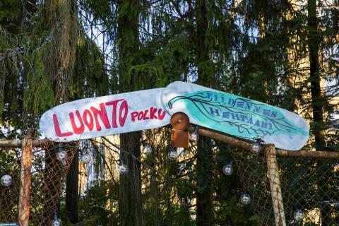 The starting gate of the nature trail of the Blokgarden community garden looks like a thicket.. 