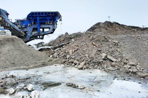 Työkone murskaa betnijätettä Hiedanrannassa