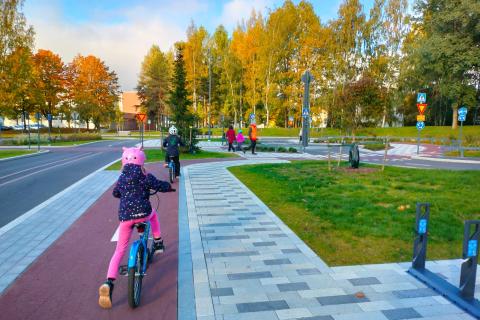 Lapsi pyöräilee Liikennepuistossa.