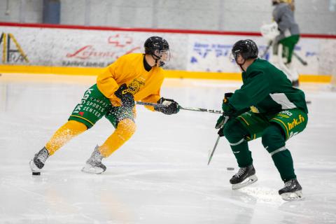 Ilveksen joukkue pelaa jääkiekkoa.