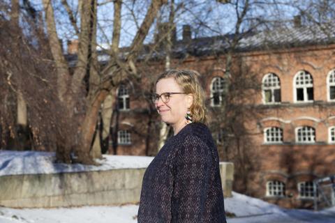 Tiina Leinonen standing.