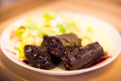 Mustamakkaraa lautasella.