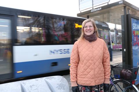 Henkilö bussipysäkillä Pyynikintorilla, taustalla kulkee ohi bussi.