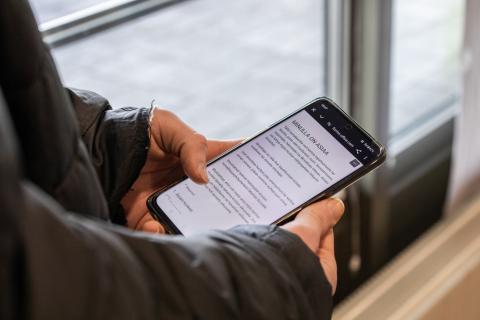 Älypuhelin, jossa turvallisuusilmoitusteksti.