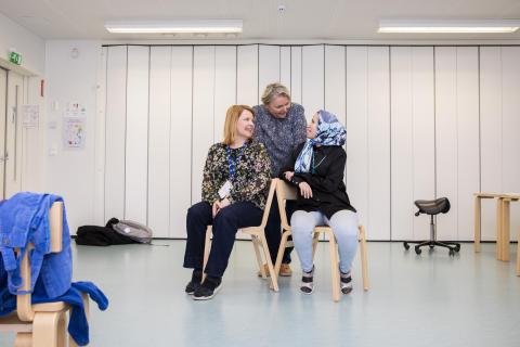 Jaana Autio, Kati Nelimarkka ja Sumaya Haidarian istuvat luokkahuoneessa ja juttelevat keskenään.