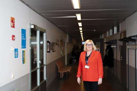 Principal Mari Palviainen in the corridor of Hatanpää school.