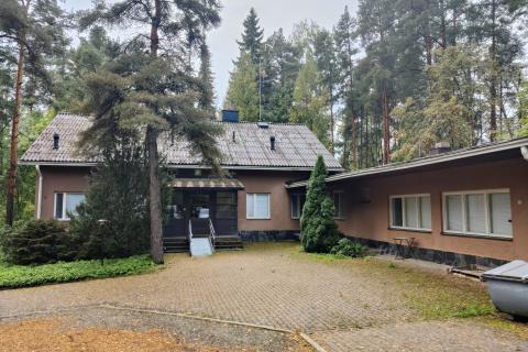 Kaupin virkatalo parkkipaikan suunnasta katsottuna