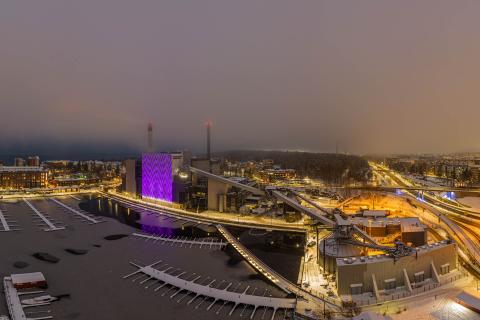 Tampereen Energian rakennus kuvattuna ilmasta talvella.