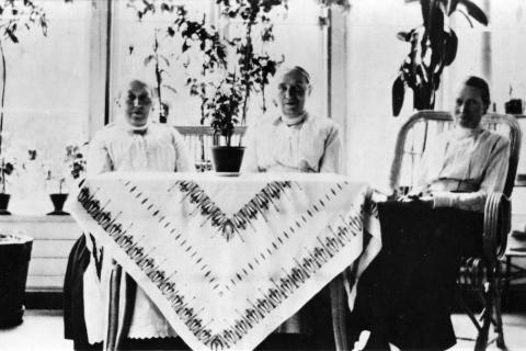 The three hostesses of Haihara are sitting at the table.