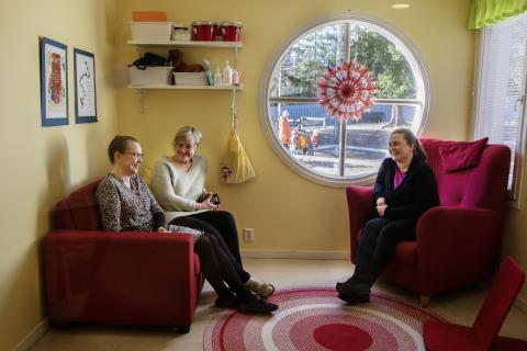 Itätuulen työntekijät Marjo Kata, Merja Meskanen ja Päivi Häkkinen istuvat vierekkäin sisällä.