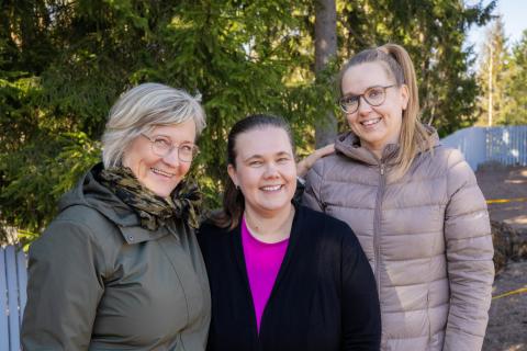 Itätuulen työntekijät Marjo Kata, Merja Meskanen ja Päivi Häkkinen seisovat vierekkäin ulkona.