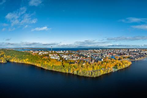 Tampereen maisema kuvattuna ilmasta syksyllä.