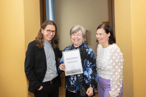 Pia Heinikainen, Taina Kettunen, Antti Klemi, Elina Mäntylammi, Henna Ojaluoma, Marja Vehkaniemi and Taina Vähämäki pose for the camera at Town Hall.