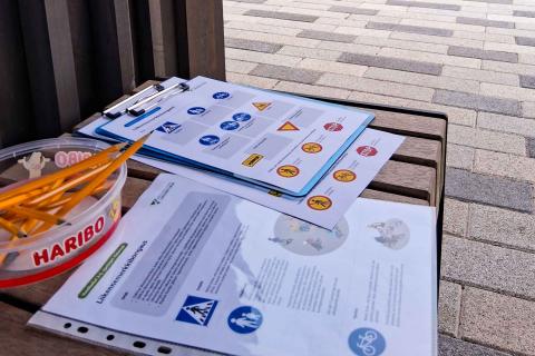 Liikennemerkkioppaita penkillä Liikennepuistossa.