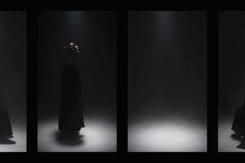 Tummassa tilassa on kolme eri hahmoa.