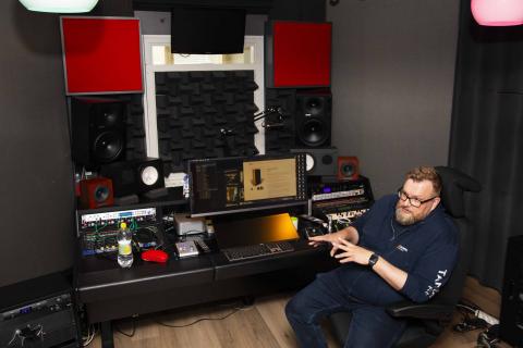 Teemu Haapakoski sits in his chair in the studio of Monitoimitalo 13.