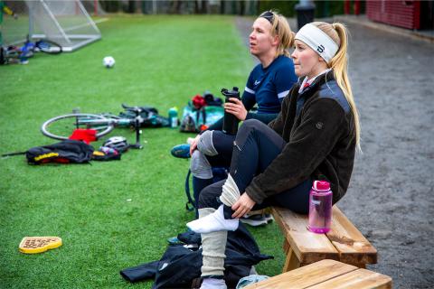Two Roundnet players sit on a bench at the grass pitch in Koivistonkylä.