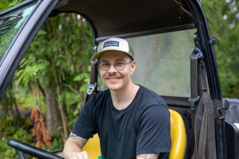 Eemeli Koivuniemi istuu ajoneuvossa Kaupin ulkoliikuntakentällä.