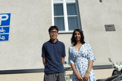 Kaksi linjan oppilasta seisomassa Pyynikin lukion pihassa