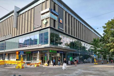 Kävelijöitä Puutarhakadun ja Kuninkaankadun risteyksessä.