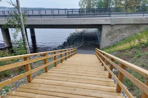 Sillan alle ja puistoon johtavat puuportaat.
