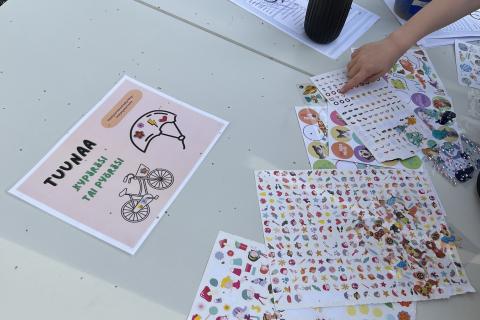 Tarroja pöydällä pyöräilykypärän koristeluun.