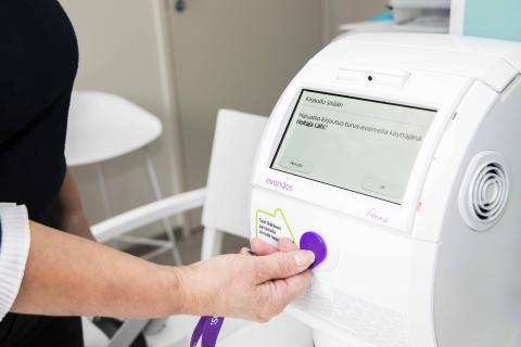 Lähikuva kädestä, joka painelee tietokonenäyttöä.