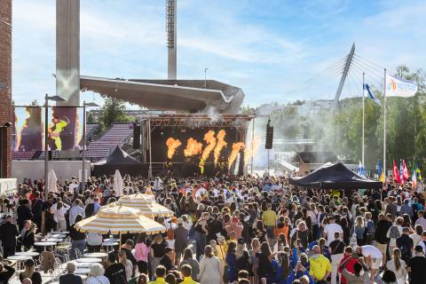 Käärijä esiintymässä lavalla Ratinassa suuren yleisön edessä.