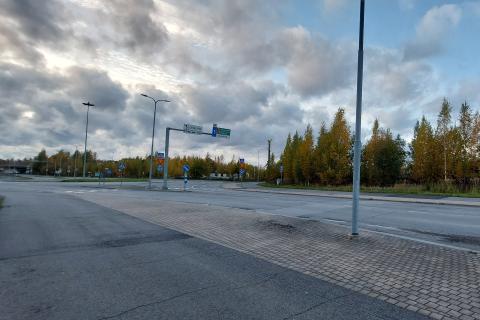 Kuvassa Automiehenkatua, liikenneympyrä, sekä puita kadun pohjoispuolella.